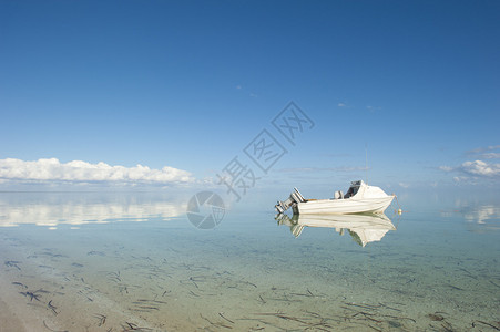 小白船停泊在西澳大利亚湾浅水区平静的日子里图片