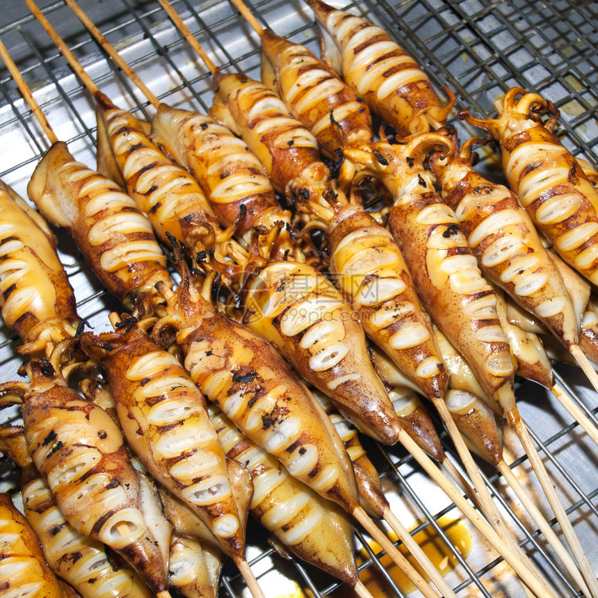 许多烤鱿鱼在泰国市场图片
