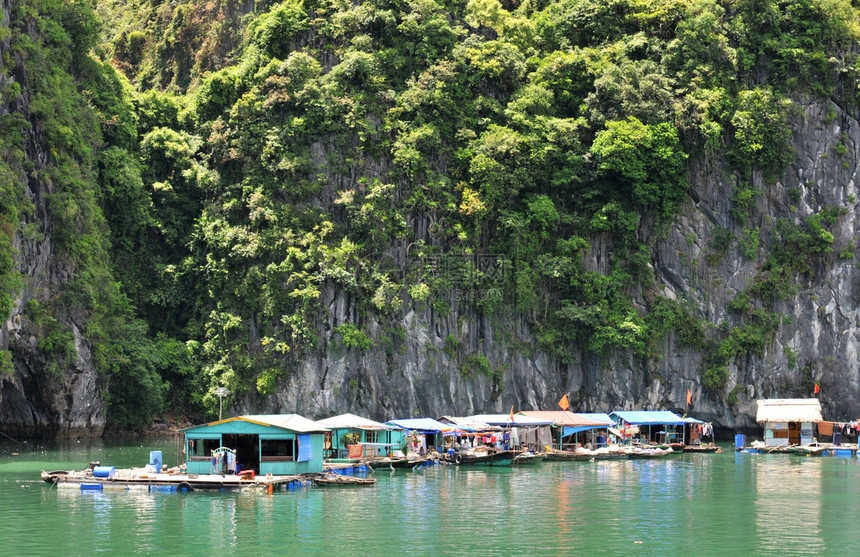 下龙湾的浮动渔村越南亚洲图片