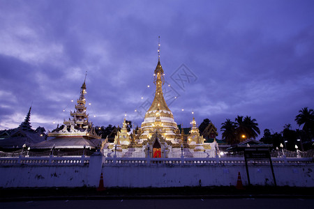 有暮色的寺庙在泰国图片