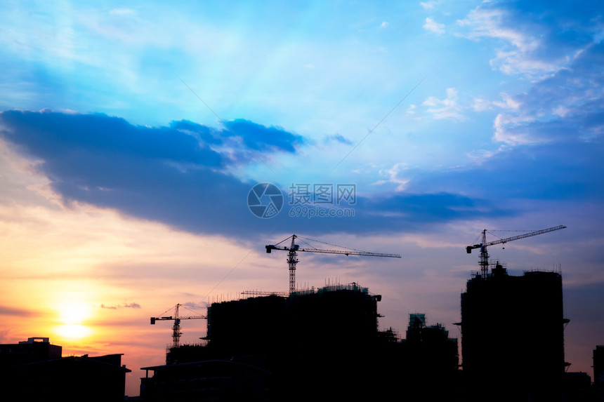 城市风景工业建筑起重机和日落图片