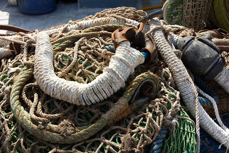 海上的网和渔具图片