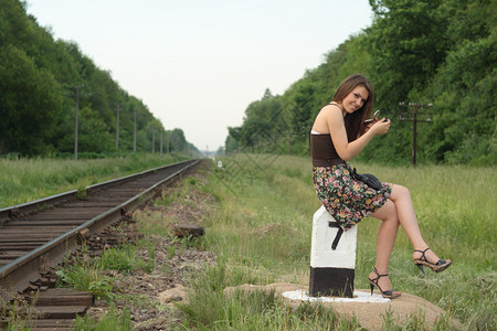 在铁路交通标志附近的年轻漂亮女孩化妆图片