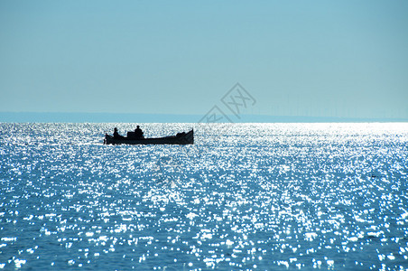 船上的大海和渔民的景色图片