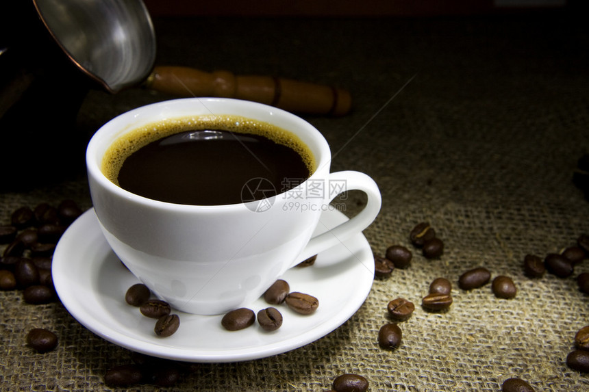 咖啡大豆和铜锅图片