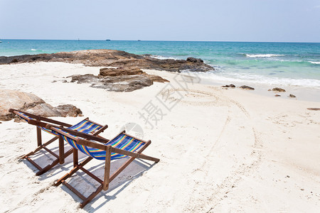 白色沙滩上的沙滩椅图片