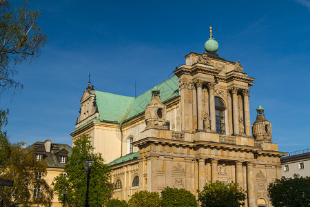 波兰华沙卡梅利特教堂在著名的克拉科夫斯基普兹德米西街背景图片