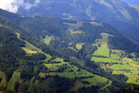奥地利山区的农田景观图片