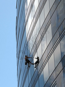 Steeplejack洗摩天大楼的玻璃墙图片