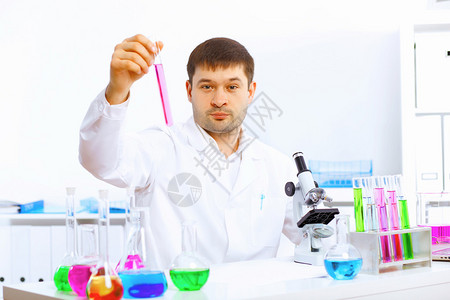 年轻男科学家在实验室中图片