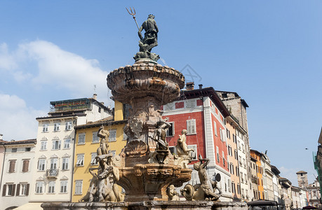 Trento教堂广场历史喷泉图片