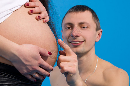 怀孕妻子肚附近孩子的图片