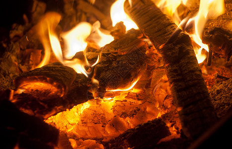 在火烧中燃烧热橙色木柴图片