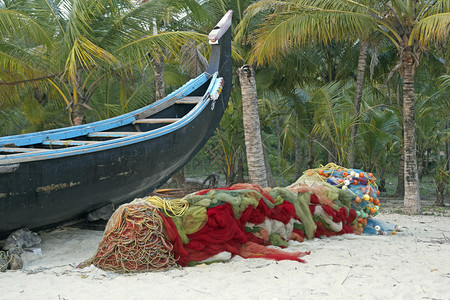 印度喀拉邦Kerala的一堆丰富多彩的渔网旁边沙滩图片