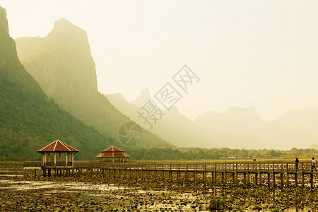 人行天桥在湖入山泰国图片