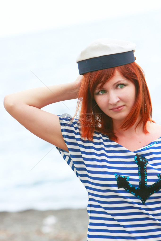 海上背景中穿着水手背心的悲伤女孩图片