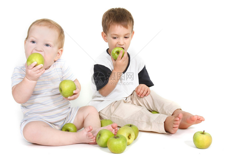 两个孩子吃青苹果过白图片