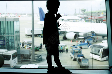 机场窗口背景的年轻男图片