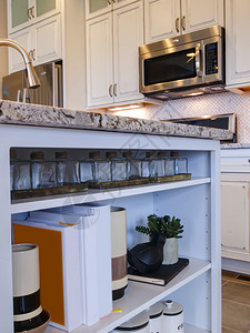 带白色橱柜和不锈钢器具的现代厨房图片