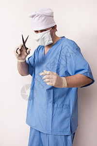 用剪刀磨砂的外科医生的肖像图片