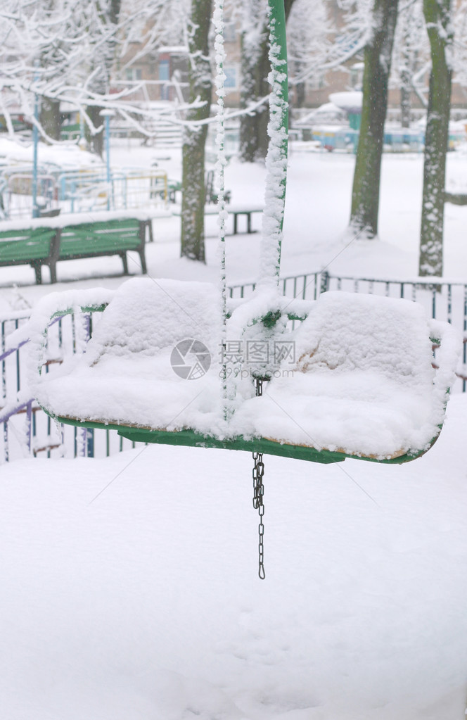 冬季公园场景与雪双椅图片