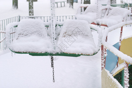 冬季公园场景与雪双椅图片