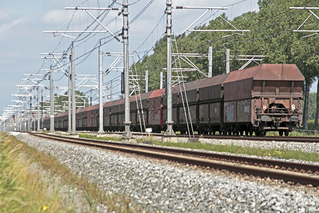 荷兰农村的货运火车从图片