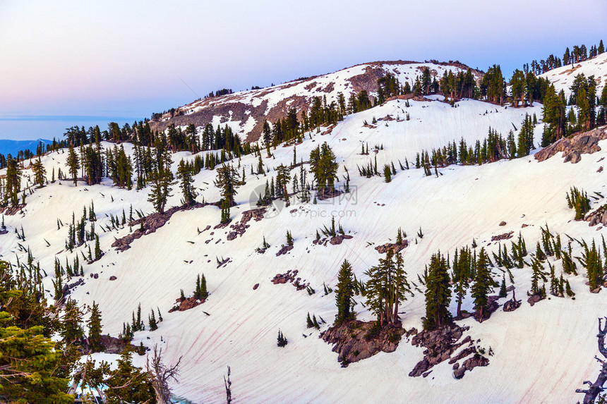清晨公园拉森山上的雪图片