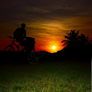 晚上骑自行车的人剪影图片