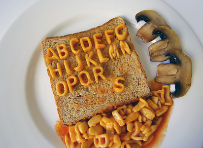 上面写着字母表的字母表用一块吐司上的意大利图片