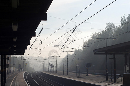 在雾蒙的早晨俯视火车站背景图片
