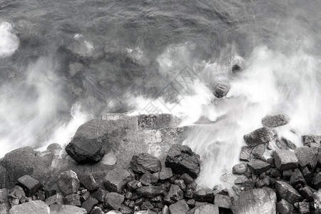 海浪撞击岩石的长时间曝光图片