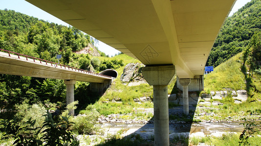 吉罗纳省具有下游和隧道的高速公图片