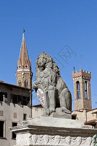 狮子拿着带有城市象征的盾牌意图片