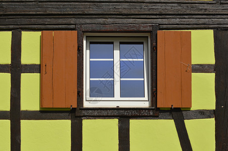 在法国阿尔萨斯的绿漆成绿色的木制房屋中外出位于法国图片