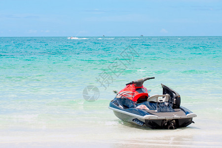 沙滩上的水上摩托车泰国苏梅岛图片