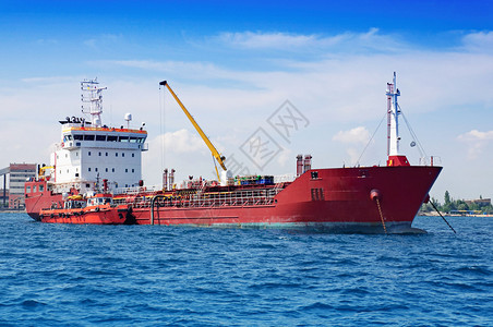 黑海港的驳船图片
