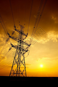 夕阳下的高压电塔图片