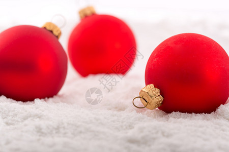 雪地上的红色圣诞小玩意背景图片