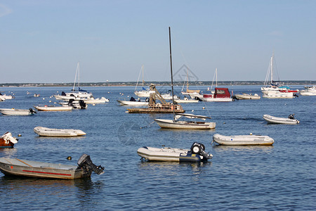 马萨诸塞州普罗温斯敦码头的帆船景观图片