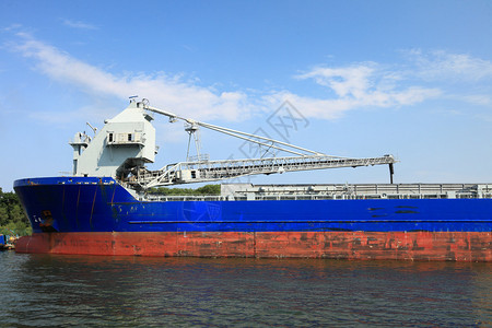 在港口装载船舶煤炭的起重机图片