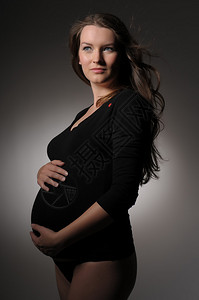 年轻怀孕女孩的照片图片