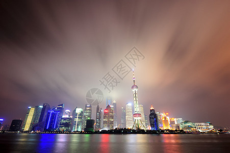 黄浦江上的海城市夜景背景图片