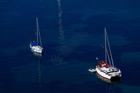有游艇的小游艇船坞Kerkyra图片
