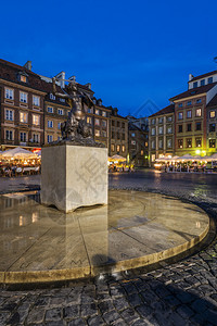 波兰华沙老城广场上华沙美人鱼纪念碑晚图片