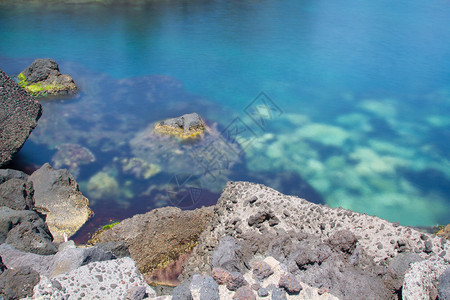 西里美丽的深蓝色大海和岩石背景图片