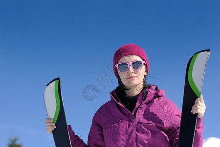 冬季妇女滑雪运图片