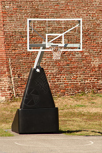 室外篮球场上的篮球框图片