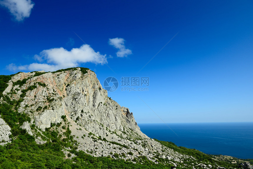 美丽的岩石海岸线图片