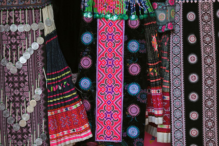 Hmong部落传统服装挂图片